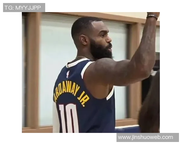 射手回归!小哈达威半场三分5中4斩获13分2板季前赛状态回升 射手回归!小哈达威半场三分5中4斩获13分2板季前赛状态回升